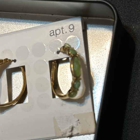 New vintage pair of gold with green stones earrings - Picture 5 of 6